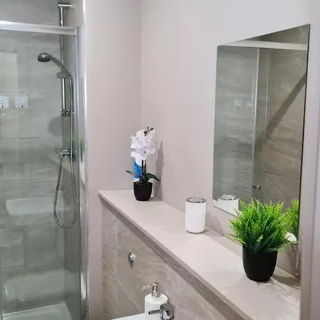 Апартаменти Stylish 1 Bed Sleeps 2 Parking