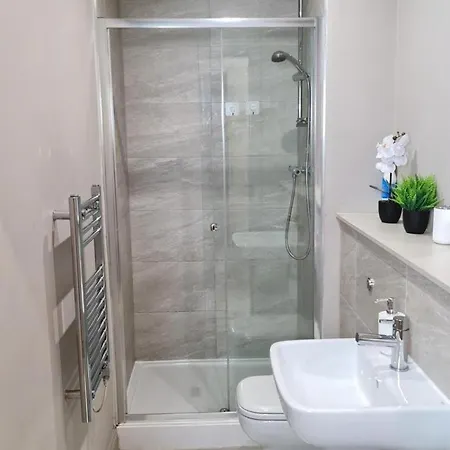 Stylish 1 Bed Sleeps 2 Parking דירה לידס