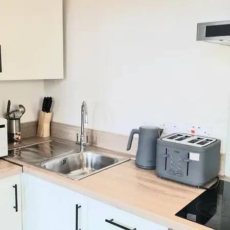 Stylish 1 Bed Sleeps 2 Parking Лідс