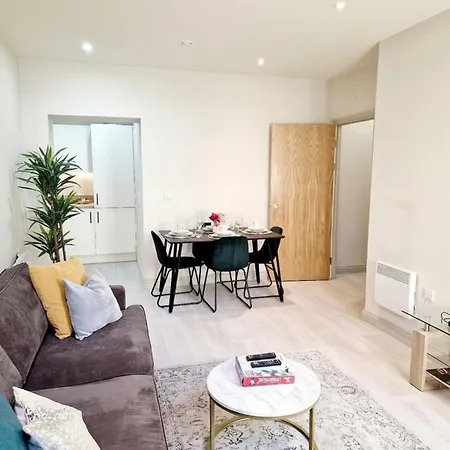 Апартаменти Stylish 1 Bed Sleeps 2 Parking Лідс
