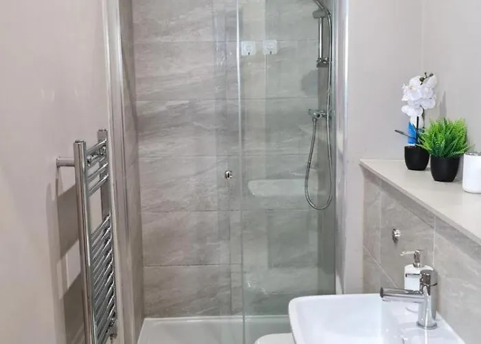 Stylish 1 Bed Sleeps 2 Parking Apartment Leeds (West Yorkshire)